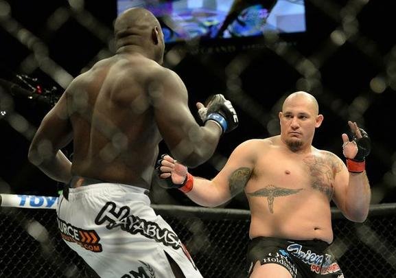 Shaw Jordan (bermuda preta e luvas vermelhas) venceu Jared Cannonier por nocaute no primeiro round