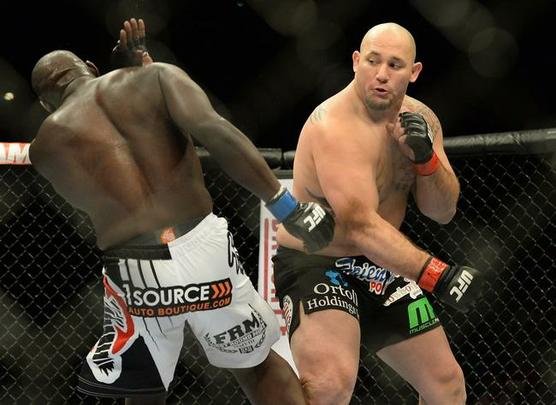Shaw Jordan (bermuda preta e luvas vermelhas) venceu Jared Cannonier por nocaute no primeiro round