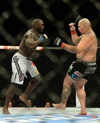 Shaw Jordan (bermuda preta e luvas vermelhas) venceu Jared Cannonier por nocaute no primeiro round