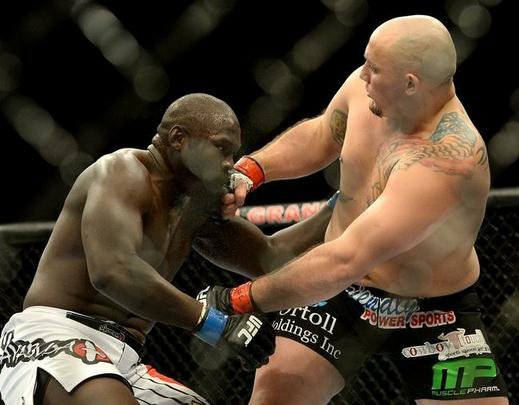 Shaw Jordan (bermuda preta e luvas vermelhas) venceu Jared Cannonier por nocaute no primeiro round