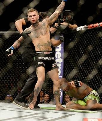 Cody Garbrandt (bermuda preta) venceu Marcus Brimage por nocaute no terceiro round