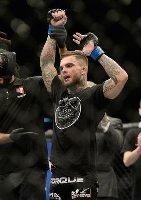 Cody Garbrandt (bermuda preta) venceu Marcus Brimage por nocaute no terceiro round