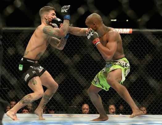 Cody Garbrandt (bermuda preta) venceu Marcus Brimage por nocaute no terceiro round