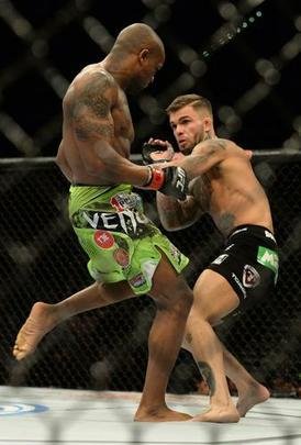Cody Garbrandt (bermuda preta) venceu Marcus Brimage por nocaute no terceiro round