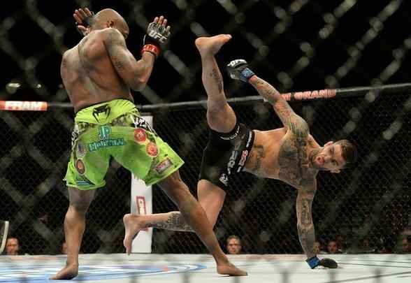 Cody Garbrandt (bermuda preta) venceu Marcus Brimage por nocaute no terceiro round