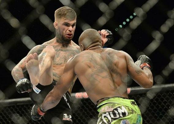 Cody Garbrandt (bermuda preta) venceu Marcus Brimage por nocaute no terceiro round