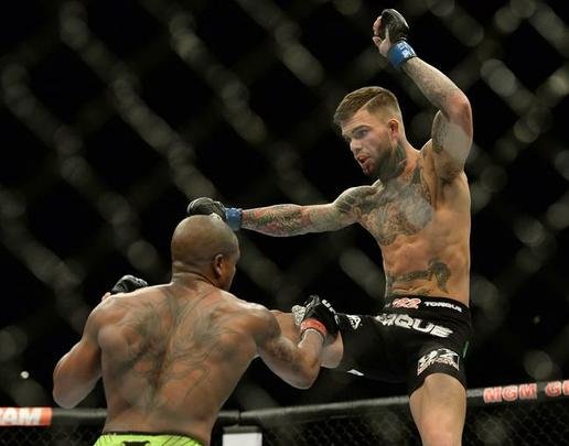 Cody Garbrandt (bermuda preta) venceu Marcus Brimage por nocaute no terceiro round