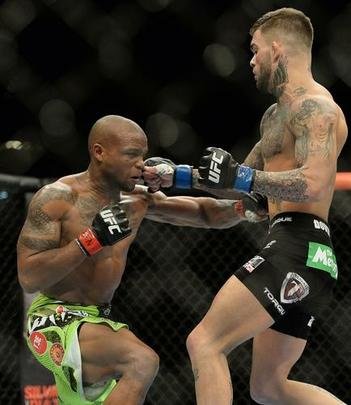 Cody Garbrandt (bermuda preta) venceu Marcus Brimage por nocaute no terceiro round