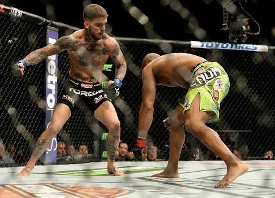 Cody Garbrandt (bermuda preta) venceu Marcus Brimage por nocaute no terceiro round