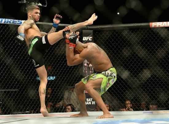 Cody Garbrandt (bermuda preta) venceu Marcus Brimage por nocaute no terceiro round