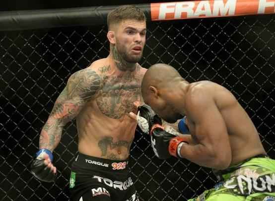 Cody Garbrandt (bermuda preta) venceu Marcus Brimage por nocaute no terceiro round