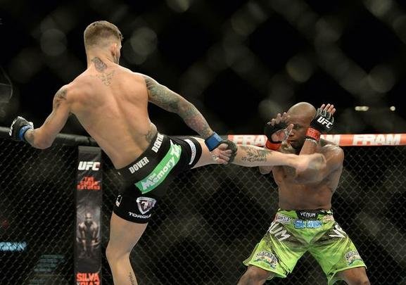Cody Garbrandt (bermuda preta) venceu Marcus Brimage por nocaute no terceiro round