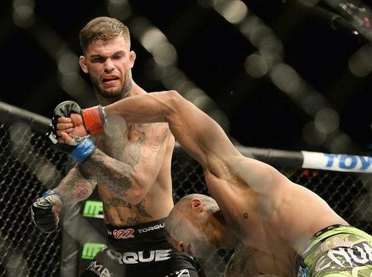 Cody Garbrandt (bermuda preta) venceu Marcus Brimage por nocaute no terceiro round