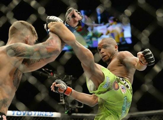 Cody Garbrandt (bermuda preta) venceu Marcus Brimage por nocaute no terceiro round