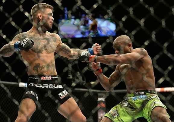 Cody Garbrandt (bermuda preta) venceu Marcus Brimage por nocaute no terceiro round