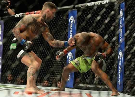 Cody Garbrandt (bermuda preta) venceu Marcus Brimage por nocaute no terceiro round