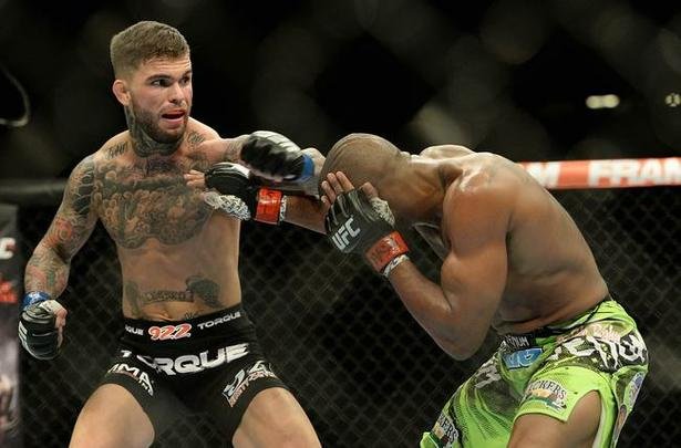 Cody Garbrandt (bermuda preta) venceu Marcus Brimage por nocaute no terceiro round