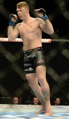 Paul Felder (bermuda preta) venceu Danny Castillo por nocaute no segundo round