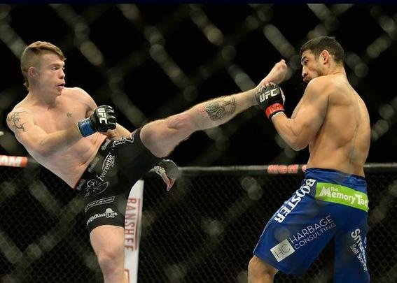 Paul Felder (bermuda preta) venceu Danny Castillo por nocaute no segundo round