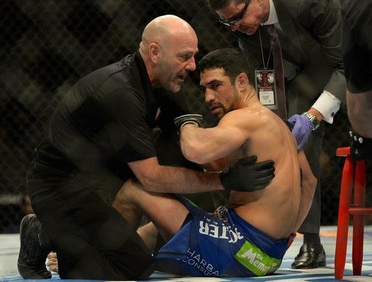 Paul Felder (bermuda preta) venceu Danny Castillo por nocaute no segundo round