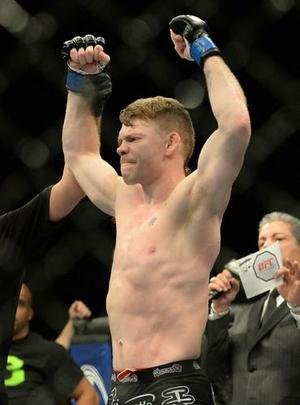 Paul Felder (bermuda preta) venceu Danny Castillo por nocaute no segundo round