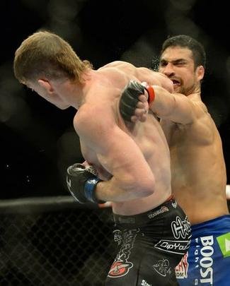 Paul Felder (bermuda preta) venceu Danny Castillo por nocaute no segundo round