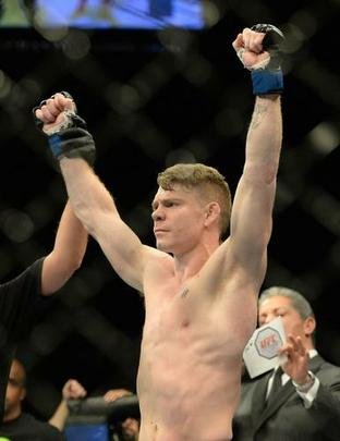 Paul Felder (bermuda preta) venceu Danny Castillo por nocaute no segundo round