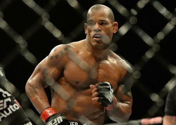 Hector Lombard (bermuda roxa) venceu Josh Burkman por decisão unânime