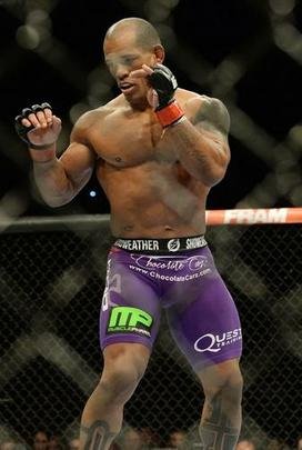 Hector Lombard (bermuda roxa) venceu Josh Burkman por decisão unânime