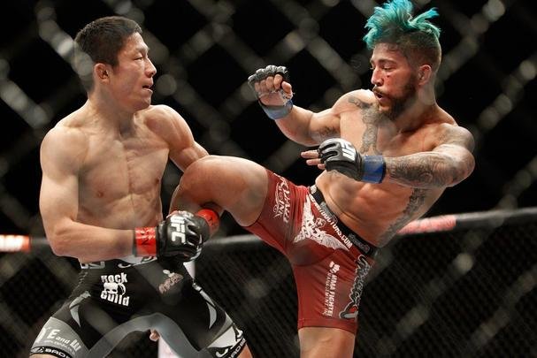 Kyogi Horiguchi (bermuda preta) venceu Louis Gaudinot por decisão unânime