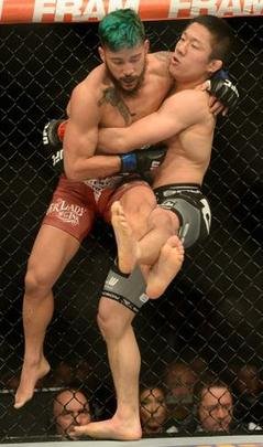 Kyogi Horiguchi (bermuda preta) venceu Louis Gaudinot por decisão unânime