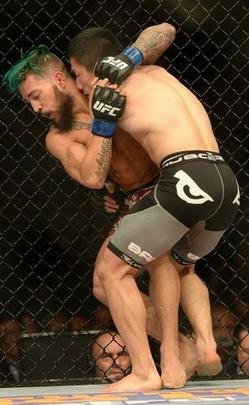 Kyogi Horiguchi (bermuda preta) venceu Louis Gaudinot por decisão unânime