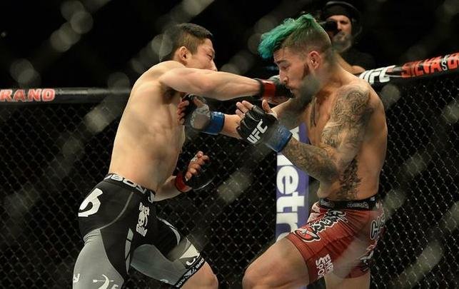 Kyogi Horiguchi (bermuda preta) venceu Louis Gaudinot por decisão unânime