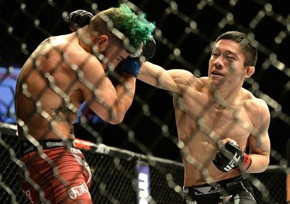 Kyogi Horiguchi (bermuda preta) venceu Louis Gaudinot por decisão unânime
