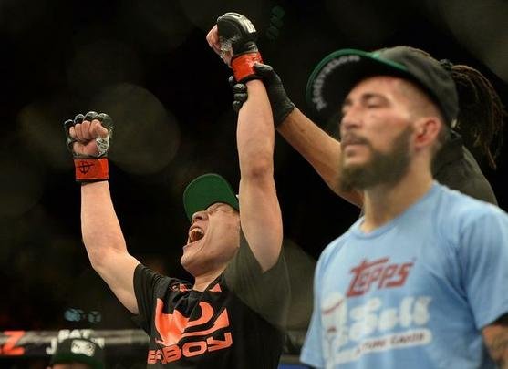 Kyogi Horiguchi (bermuda preta) venceu Louis Gaudinot por decisão unânime