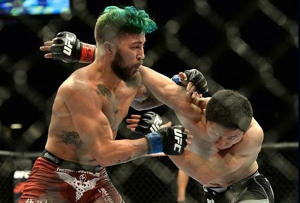 Kyogi Horiguchi (bermuda preta) venceu Louis Gaudinot por decisão unânime