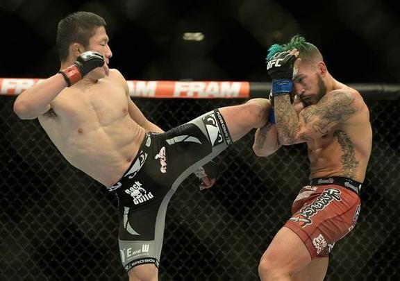 Kyogi Horiguchi (bermuda preta) venceu Louis Gaudinot por decisão unânime