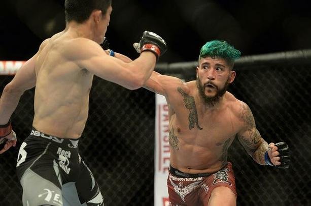 Kyogi Horiguchi (bermuda preta) venceu Louis Gaudinot por decisão unânime