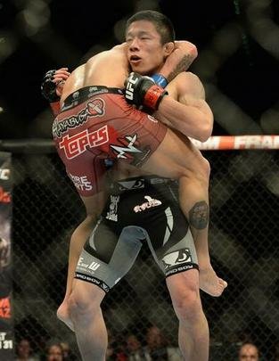 Kyogi Horiguchi (bermuda preta) venceu Louis Gaudinot por decisão unânime