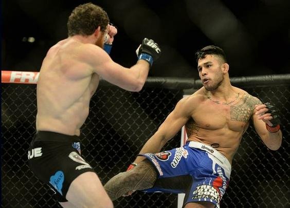 Brad Tavares (bermuda azul) venceu Nate Marquardt por decisão unânime