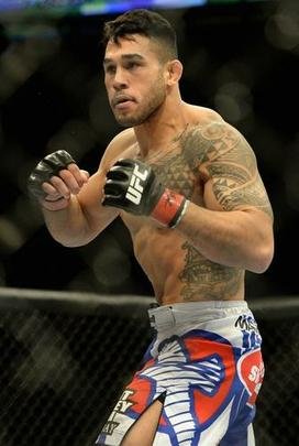 Brad Tavares (bermuda azul) venceu Nate Marquardt por decisão unânime