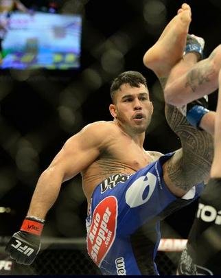 Brad Tavares (bermuda azul) venceu Nate Marquardt por decisão unânime