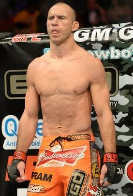 Donald Cerrone (bermuda laranja) venceu Myles Jury por decisão unânime