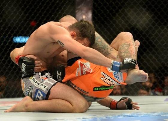 Donald Cerrone (bermuda laranja) venceu Myles Jury por decisão unânime