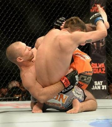 Donald Cerrone (bermuda laranja) venceu Myles Jury por decisão unânime