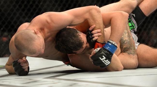 Donald Cerrone (bermuda laranja) venceu Myles Jury por decisão unânime