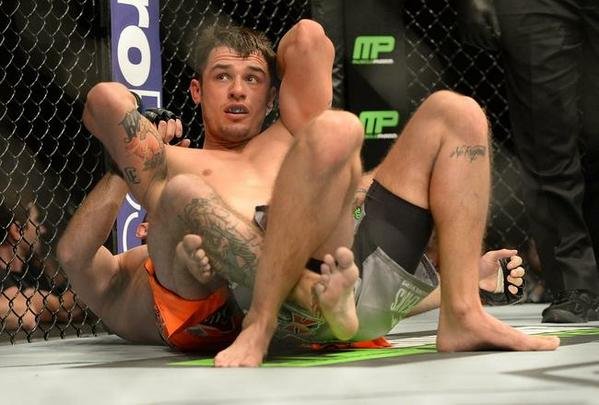 Donald Cerrone (bermuda laranja) venceu Myles Jury por decisão unânime