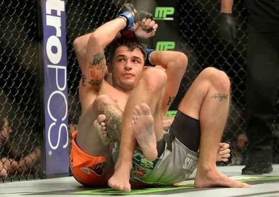 Donald Cerrone (bermuda laranja) venceu Myles Jury por decisão unânime