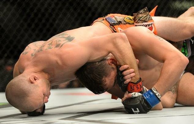 Donald Cerrone (bermuda laranja) venceu Myles Jury por decisão unânime