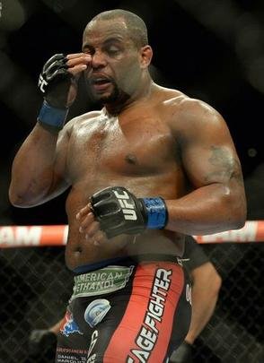 Jon Jones (bermuda vermelha) venceu Daniel Cormier por decisão unânime e mantém cinturão